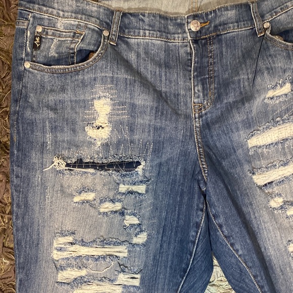 NWT TORRID DISTRESSED BOYFRIEND JEANS, - Picture 7 of 12